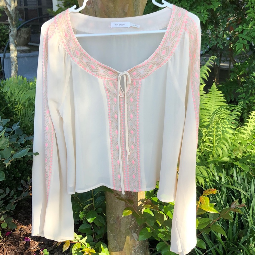 Blu pepper pale beige, peach/tan embroidery, long flow sleeves, Sz Large